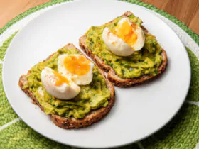 Torrada de abacate e ovo: o café da manhã que vai te dar energia e saciedade