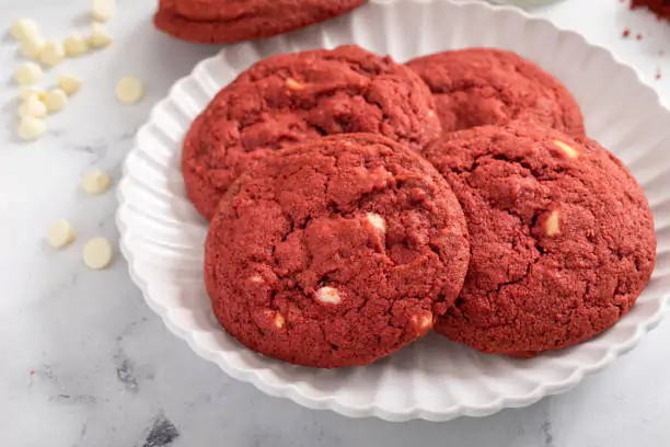 A receita secreta dos cookies Red Velvet com gotas de chocolate branco que farão você querer mais