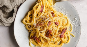 Espaguete a carbonara com apenas 6 ingredientes