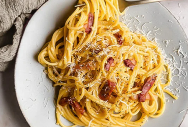 Espaguete a carbonara com apenas 6 ingredientes