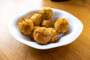 Bolinho de arroz com presunto e queijo