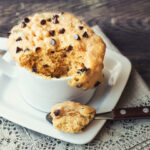 Bolo de caneca de banana com gotas de chocolate