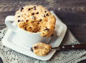 Bolo de caneca de banana com gotas de chocolate