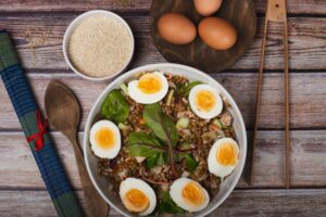 Arroz com lentilha e ovos cozidos