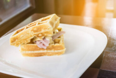 waffle recheado com presunto e queijo