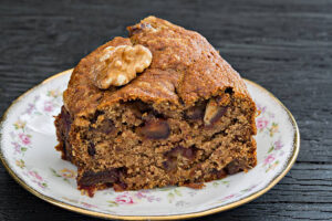 Bolo de tâmara com nozes: a receita que vai fazer você se sentir em um café de luxo