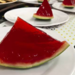 Gelatina na casca da melancia: a sobremesa divertida e colorida que vai encantar a todos