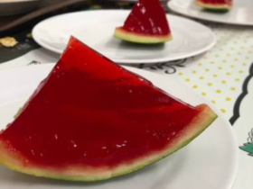 Gelatina na casca da melancia: a sobremesa divertida e colorida que vai encantar a todos