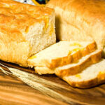 Que tal um pão de forma caseiro quentinho e macio para o café da manhã? Veja como fazer