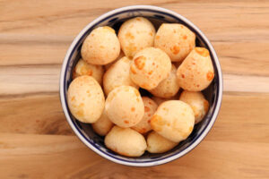 A receita de pão de queijo mais fácil que existe. Pão de queijo na air fryer