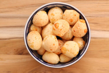 A receita de pão de queijo mais fácil que existe. Pão de queijo na air fryer