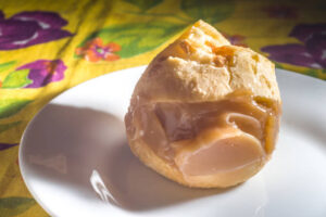 A sobremesa que vai roubar a cena, pão de queijo recheado com doce de leite