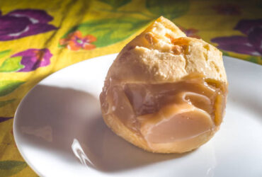 A sobremesa que vai roubar a cena, pão de queijo recheado com doce de leite