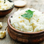 Aprenda a fazer arroz de couve-flor, saudável e delicioso
