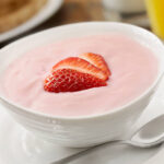 Aprenda a fazer iogurte caseiro de inhame com morango