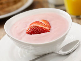 Aprenda a fazer iogurte caseiro de inhame com morango