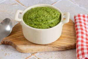 Aprenda a preparar o verdadeiro molho pesto