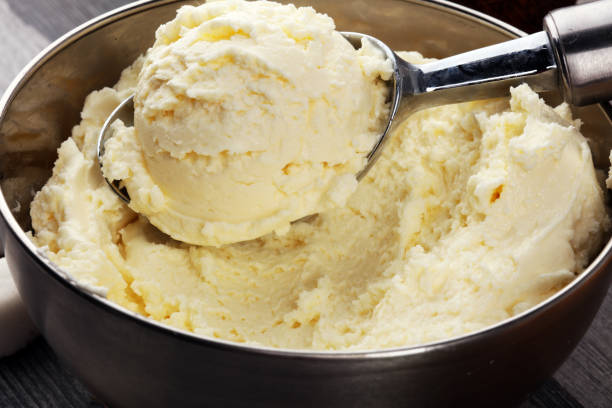 Aprenda a preparar um saboroso sorvete de limão caseiro. É muito fácil
