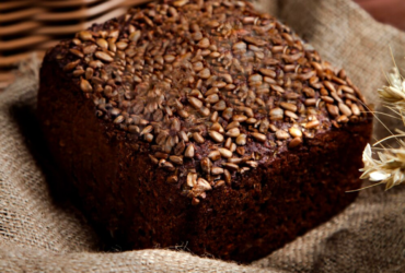 Bolo de chocolate vegano com um sabor incrível