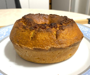 Bolo de milho de lata com coco ralado feito na air fryer