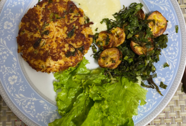 Com essa receita de hambúrguer de frango caseiro, você não vai mais querer fast-food