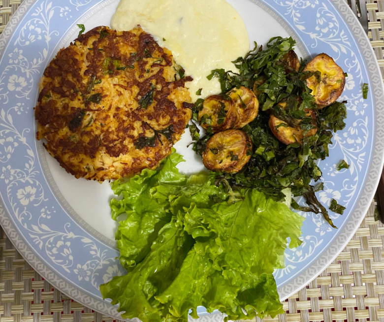 Com essa receita de hambúrguer de frango caseiro, você não vai mais querer fast-food