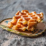 Inove no seu café da manhã com essa receita de waffles de queijo