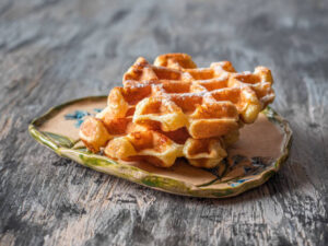 Inove no seu café da manhã com essa receita de waffles de queijo