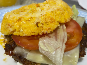 Pão de hambúrguer feito de cuscuz, receita de milhões com poucos ingredientes