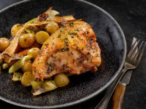 Peito de frango assado suculento, deixe todos com água na boca