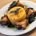 Receita com sabor de casa de vó: frango com polenta, saiba como fazer