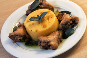 Receita com sabor de casa de vó: frango com polenta, saiba como fazer