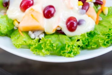 Salada com molho de iogurte, essa é de lamber os dedos