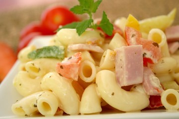 Salada de macarrão com frios, uma ótima opção para o verão