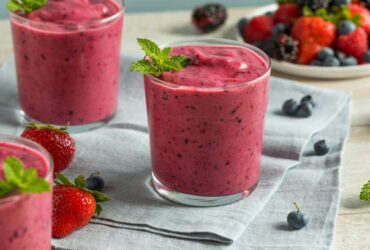 Smoothie de frutas vermelhas para adoçar e refrescar sua tarde