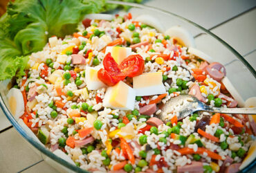 Sobrou arroz cozido? Faça essa incrível salada de arroz