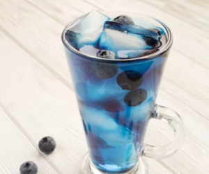 A bebida ideal para o seu sábado a noite: Blueberry drink. Experimente essa receita