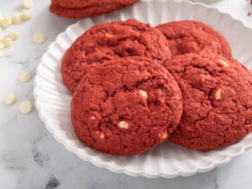 A receita secreta dos cookies Red Velvet com gotas de chocolate branco que farão você querer mais