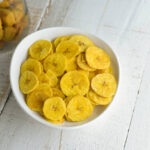 Aprenda a fazer chips de banana na air fryer e tenha um petisco saudável e delicioso