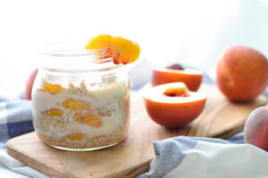 Experimente esse maravilhoso overnight oats com pêssego