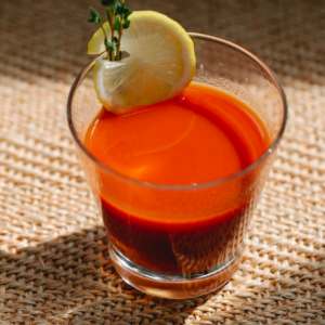 Suco detox de tomate para finalizar o dia com muita leveza