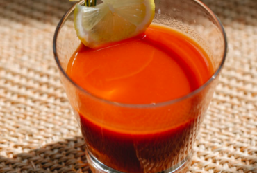 Suco detox de tomate para finalizar o dia com muita leveza