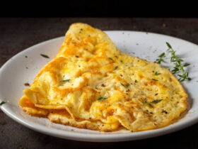 Um jantar rápido e delicioso, experimente essa omelete quatro queijos