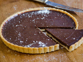 Uma torta de chocolate super simples, de lamber os dedos