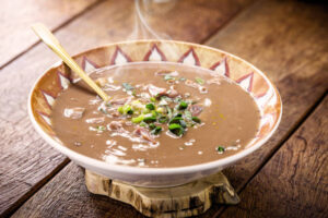 A combinação perfeita: Caldo de feijão com bacon. Experimente