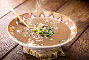 A combinação perfeita: Caldo de feijão com bacon. Experimente