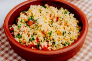 Arroz feito na panela de pressão, diferente e prático. Experimente