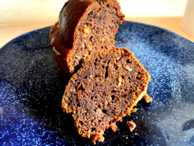 Bolo de chocolate com granola na air fryer, uma combinação super saborosa