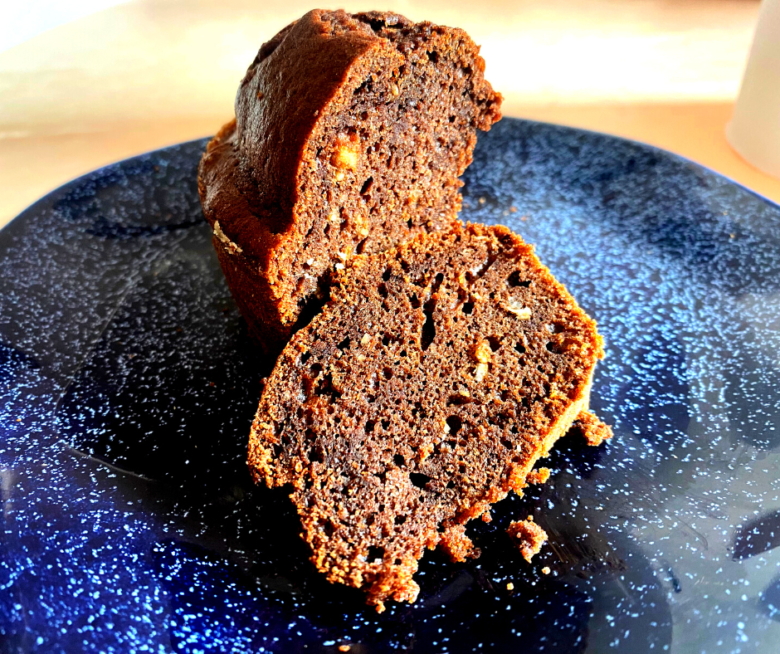 Bolo de chocolate com granola na air fryer, uma combinação super saborosa