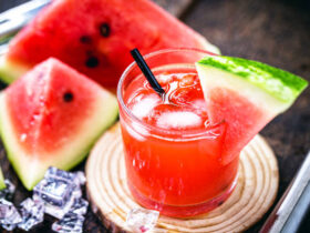 Saboreie um delicioso drink de melancia, com essa receita super fácil